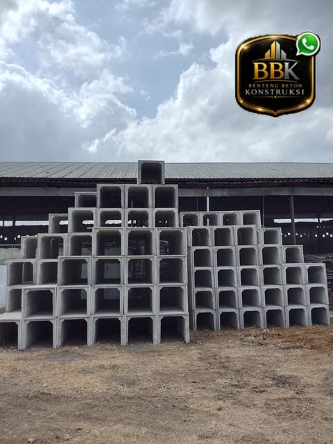 Tumpukan U-Ditch precast BBK berbagai ukuran di area produksi